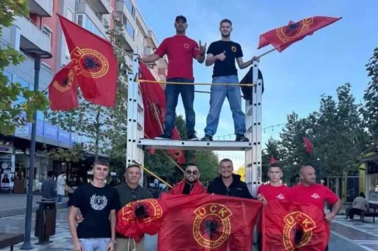 Në sheshin e Podujevës vendosën flamujt e UÇK-së një ditë para protestës për çlirimtarët