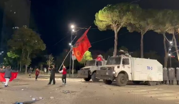 Tensionet në Tiranë, Ambasada e SHBA-së bën thirrje për tubime paqësore dhe respetim të ligjit