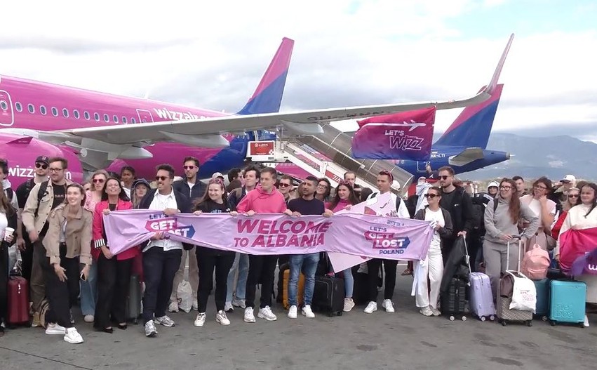Udhëtim misterioz drejt Rinasit: 150 turistë polakë zbulojnë Shqipërinë përmes nismës së Wizz Air