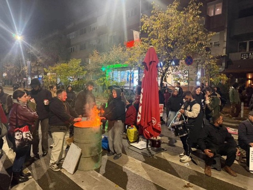 Temperaturat e ulëta nuk ndalin revoltën: Protestuesit ndezin zjarre në rrugët e Prishtinës