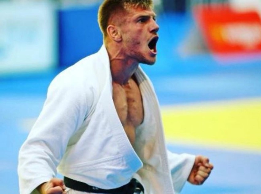 Akil Gjakova triumfon në repesazh dhe bie vetëm një hap larg medaljes në Abu Dhabi