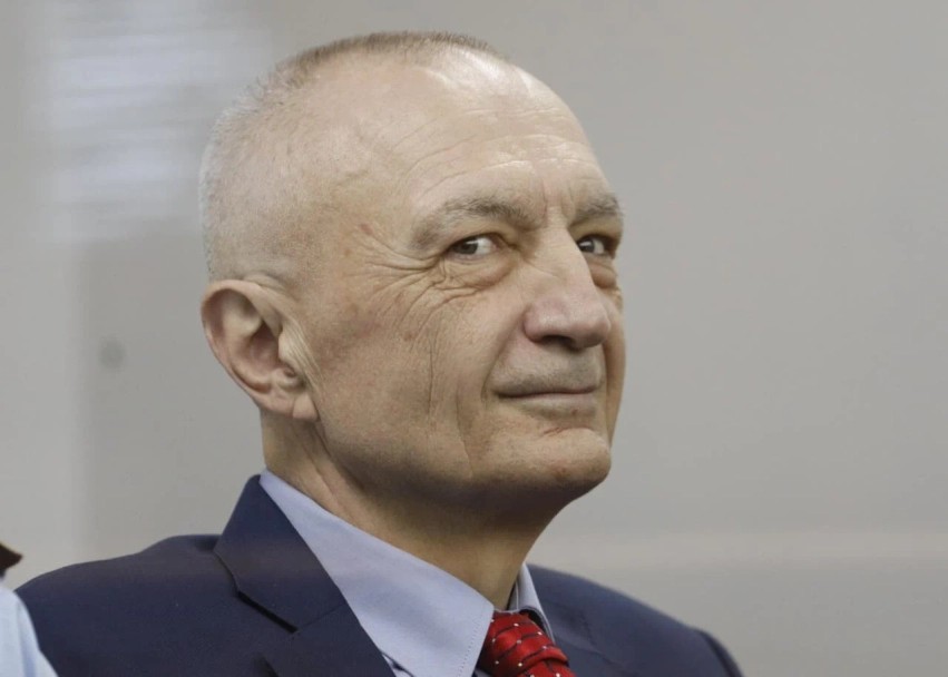 Studentët dhe pedagogët përmbysën karriget e dialogut para Kryeministrisë, Ilir Meta i mbështet nga burgu: Pa rini nuk ka Shqipëri