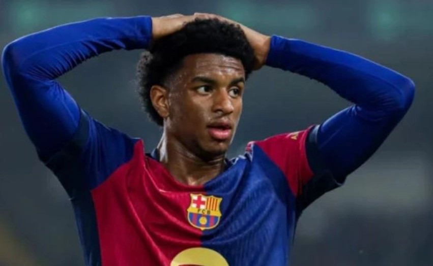 Manchester United synon mbrojtësin e Barcelonës për merkaton e dimrit
