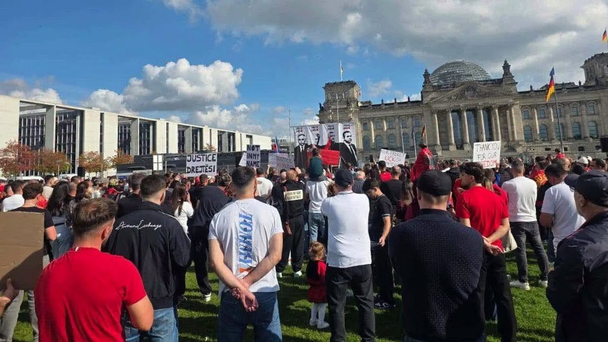 Tubim në Berlin: Diaspora shqiptare thërret “Jo në emrin tim” kundër vendimeve të Gjykatës Speciale