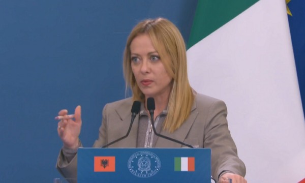 Shteti italian ndalon mbulesat e fytyrës në institucionet arsimore, qeveria e sheh si hap drejt integrimit