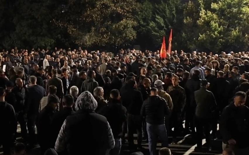 Tensionohet situata para Kuvendit: Protestuesit hedhin mjete piroteknike drejt forcave të rendit
