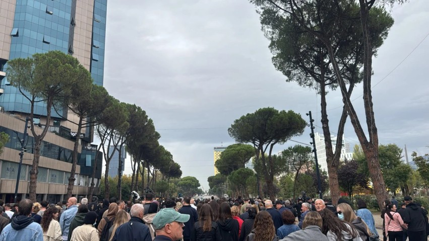 Protesta e pedagogëve dhe studentëve zhvendoset nga Kryeministria te Ministria e Arsimit