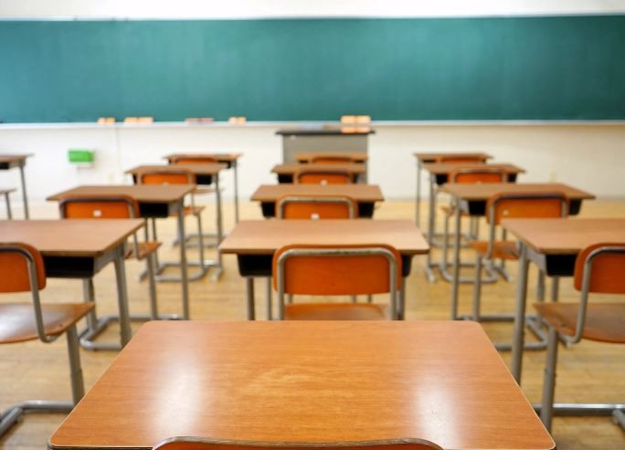 Kërcënimi me bombë në shkollën e Leposaviqit alarmon autoritetet, evakuohet emergjentisht institucioni arsimor