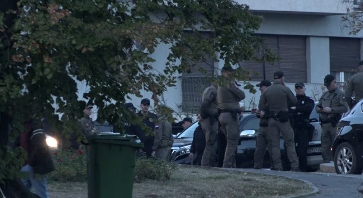 Tension dhe masa të rrepta në Beograd: Policia bllokon qendrën e qytetit dhe rrethon kampin e pushtetit