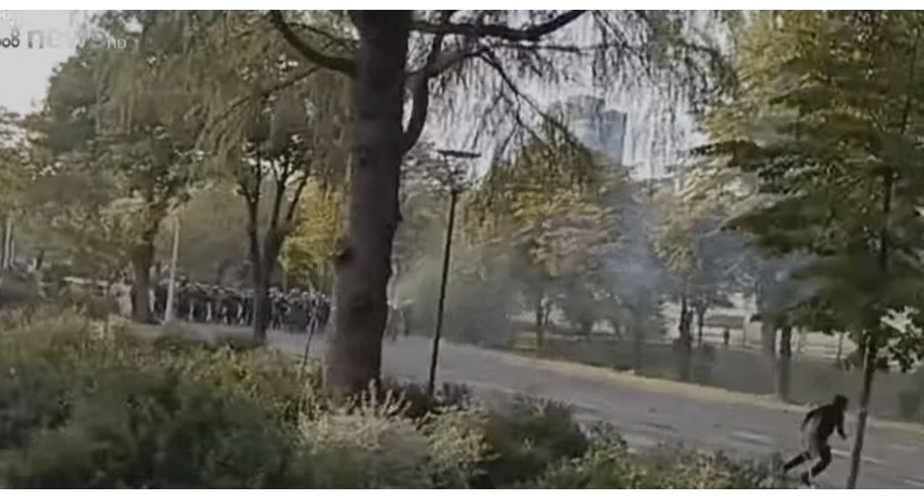Trazira në kryeqytet: Protestuesit hedhin fishekzjarre ndaj policisë, sheshi mbulohet nga gaz i lotësjellës