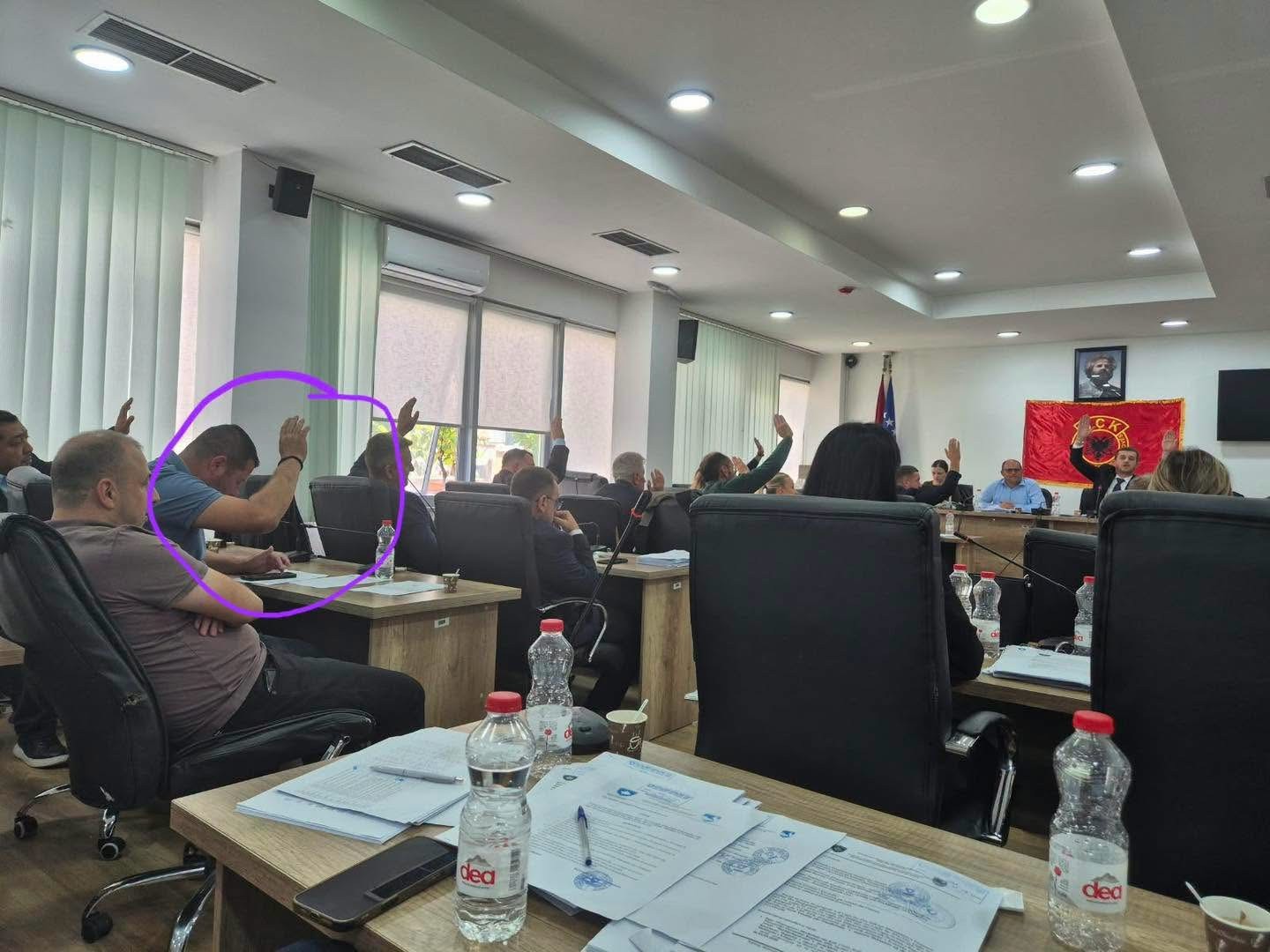 Aty ku “patriotizmi” i Vetëvendosjes merr kthesë: PDK akuzon pushtetin për koordinim me Listën Serbe në Fushë Kosovë