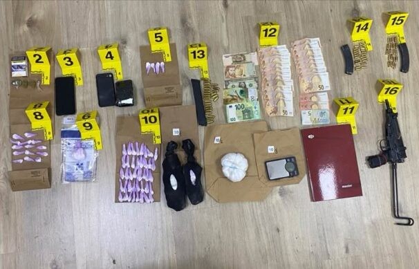 Operacion antidrogë në Gjakovë: Sekuestrohet kokainë, armë zjarri dhe para të gatshme, arrestohet 22-vjeçari