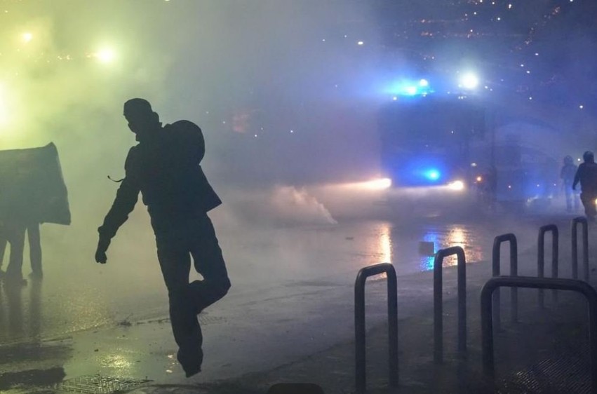 Trazira dhe përplasje të dhunshme në Milano, protesta për koston e jetesës degjeneron në sulme ndaj policisë