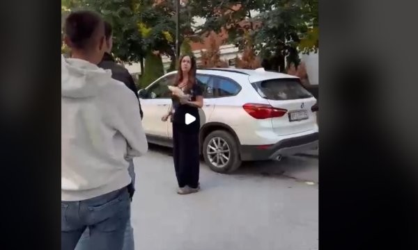 Aksioni i papritur: Protestuesit ndalojnë krerët e grupeve parlamentare në pragjet e shtëpive për Ligjin e UÇK-së