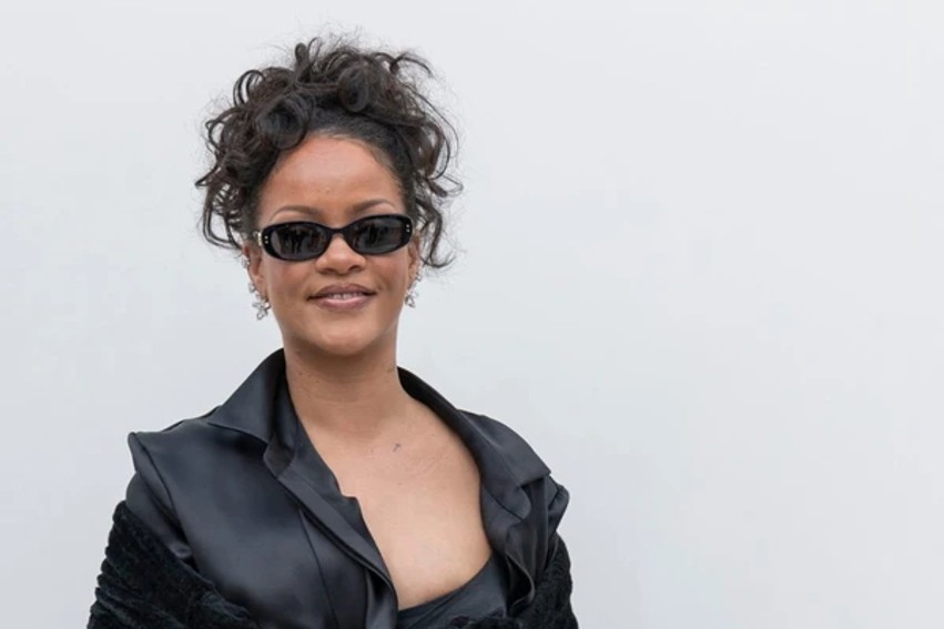 Rihanna bën bujë në Paris: Paraqitet me bizhuteri milionëshe të vendosura në një vend të pazakontë