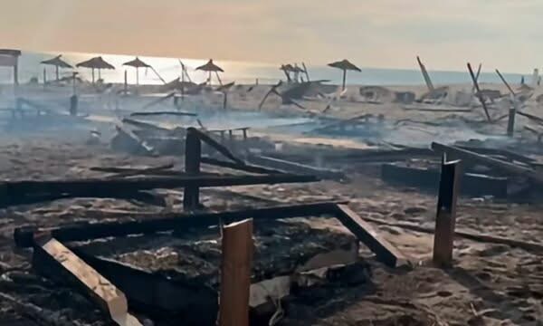 Zjarr i madh në Plazhin e Madh të Ulqinit, flakët përfshijnë shezlongë