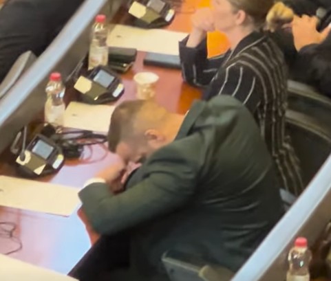 Veprimi i dyshimtë i deputetit të Vetëvendosjes: Fatos Geci futet në Kuvend menjëherë pas votimit të Speciales