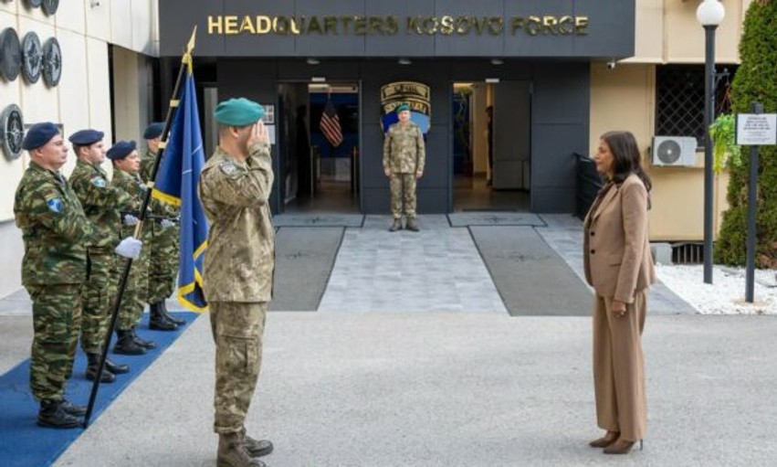 Prattipati në Shtabin e KFOR-it, komandanti e falënderon për “kontributin afatgjatë” të SHBA-së në misionin e NATO-s