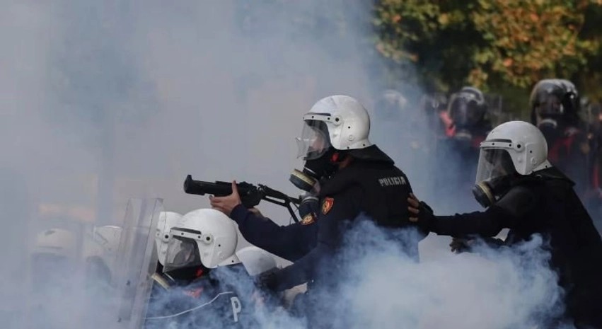Tensioni kulmon në Tiranë: Skenat e protestave pushtojnë faqet e mediave më të rëndësishme botërore