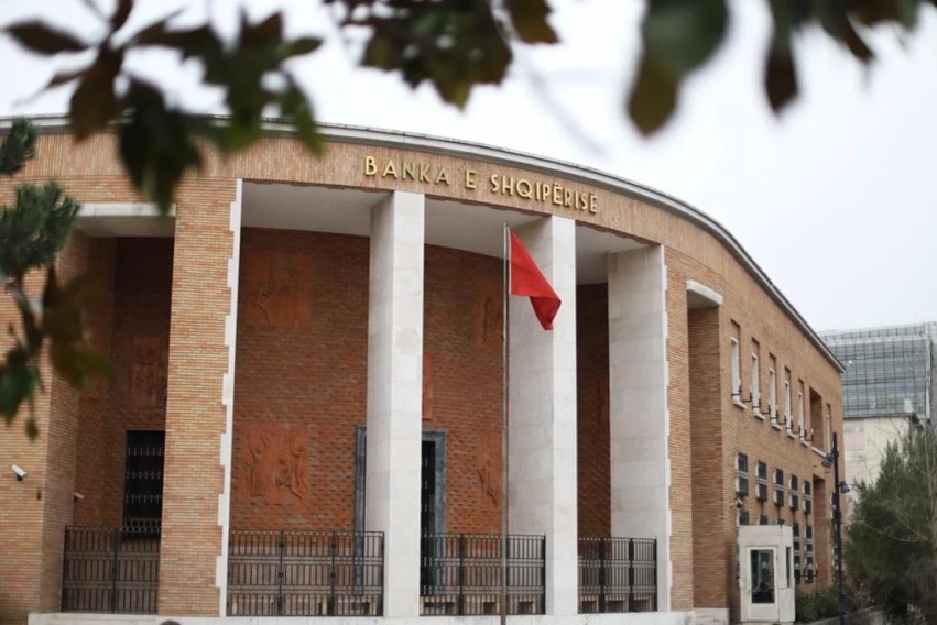 Incidentet gjatë protestave dëmtojnë degët bankare, reagon Banka e Shqipërisë: Kursimet tuaja janë të sigurta