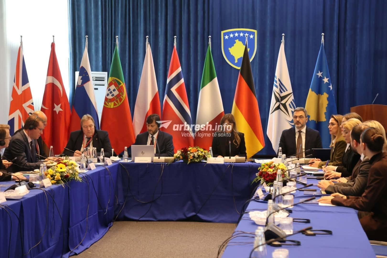 Bashkëpunimi me NATO-n në fokus: Albulena Haxhiu takon delegacionin e lartë në Kuvend