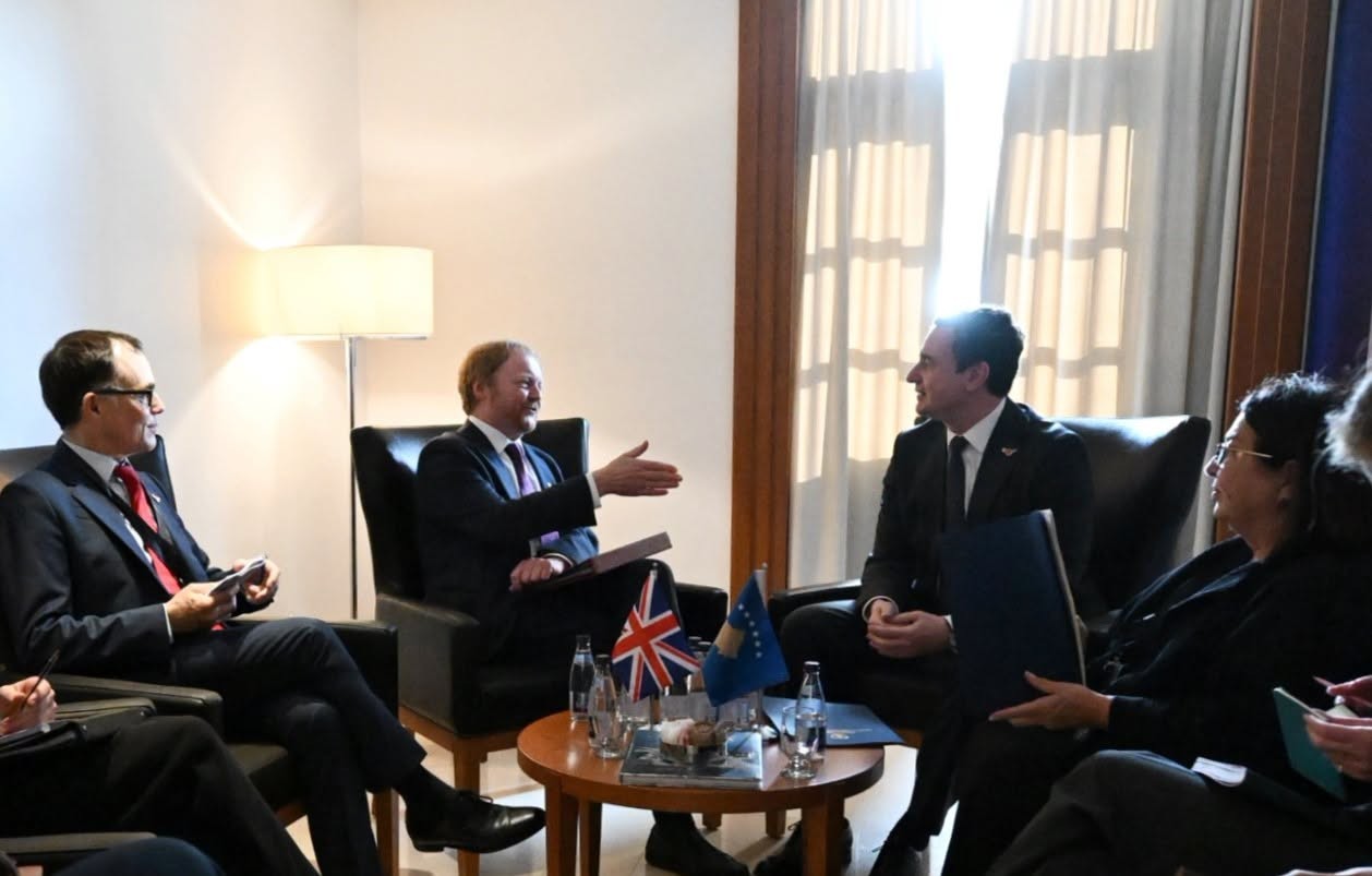 Bashkëpunimi dhe siguria në fokus: Kryeministri Kurti zhvillon takim me zyrtarin e lartë britanik