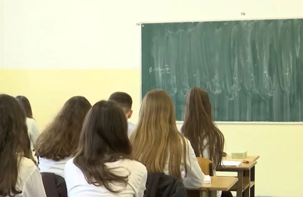 Krijohet alarm për paralizim të arsimit: Pas shkollave të mesme, edhe institucionet fillore në kryeqytet rrezikojnë grevën