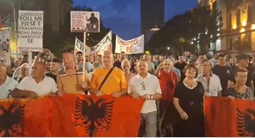 Dita e 122-të e rezistencës: Protestuesit marshojnë drejt Kryeministrisë kundër politikave qeveritare
