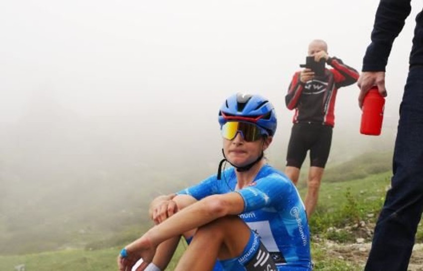 Tragjike dhe e papranueshme: Çiklistja e njohur rrëfen se iu nënshtrua testit antidoping pranë trupit të pajetë të nënës