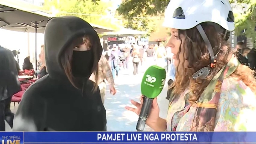 “Prindërit e dinë që jam këtu”: Gjimnazistja 17-vjeçe flet nga sheshi i protestës dhe tregon mbështetjen e familjes