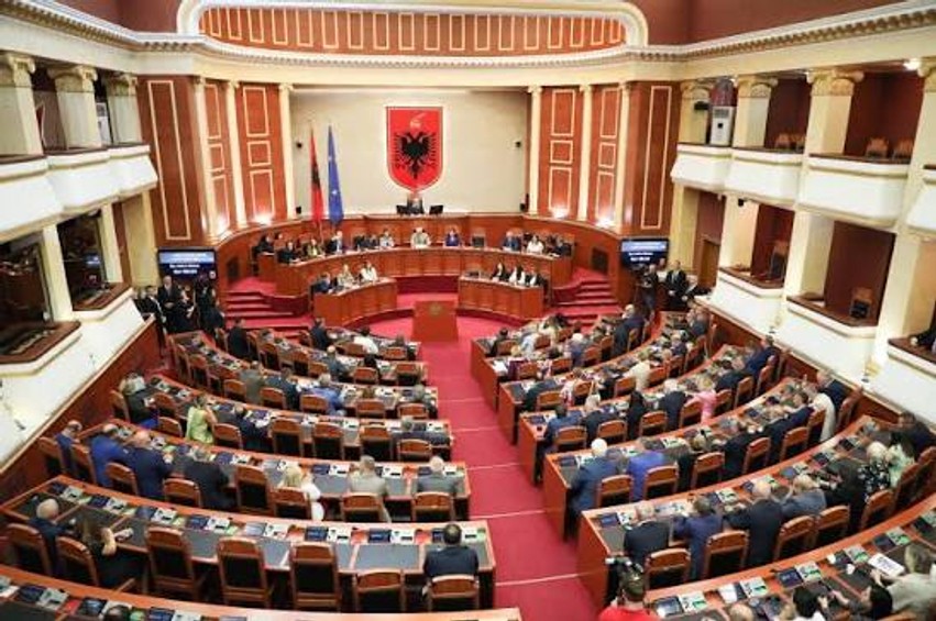 Kuvendi nën presion: Protesta hyn në ditën e 10-të, sot seancë maratonë me interpelanca urgjente