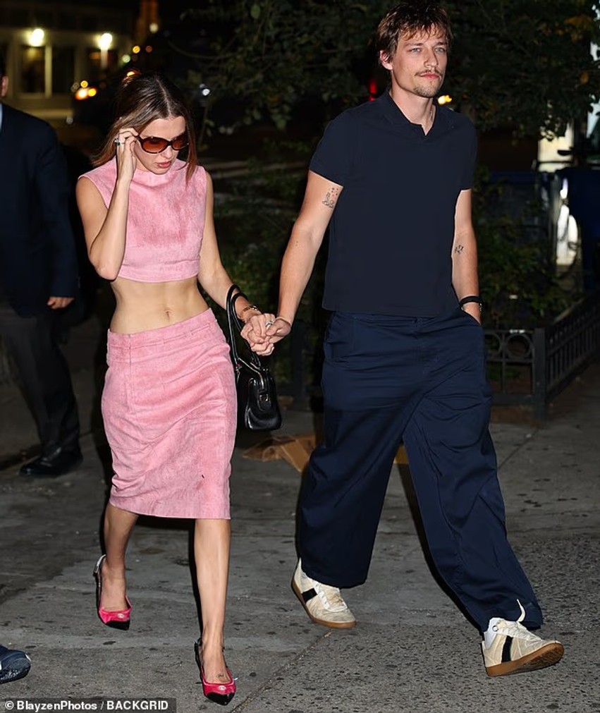 Millie Bobby Brown mahnit me stilin elegant në mbrëmjen romantike me bashkëshortin