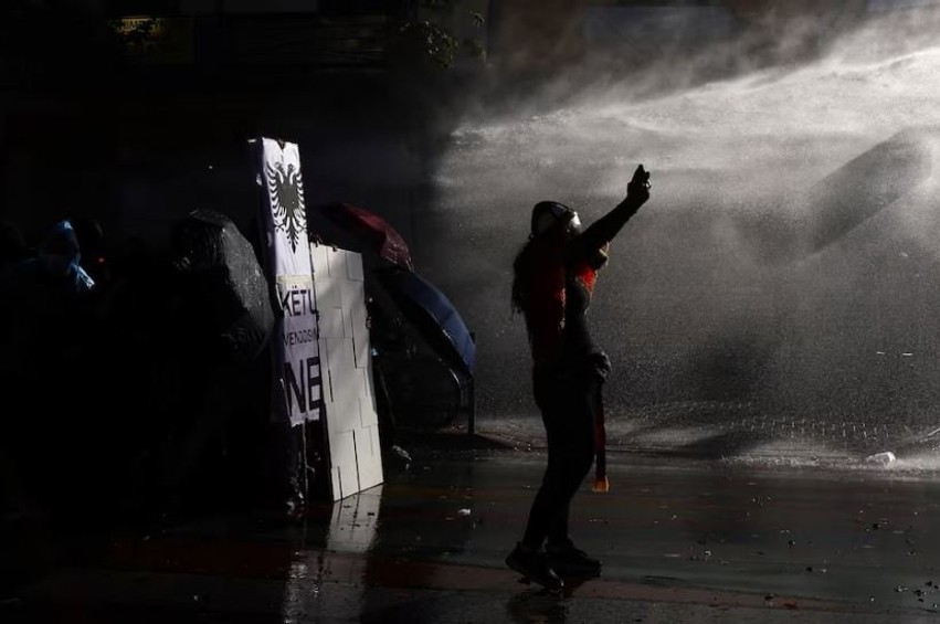Tirana në fokusin e botës: Protesta studentore shndërrohet në përplasje të ashpër me policinë
