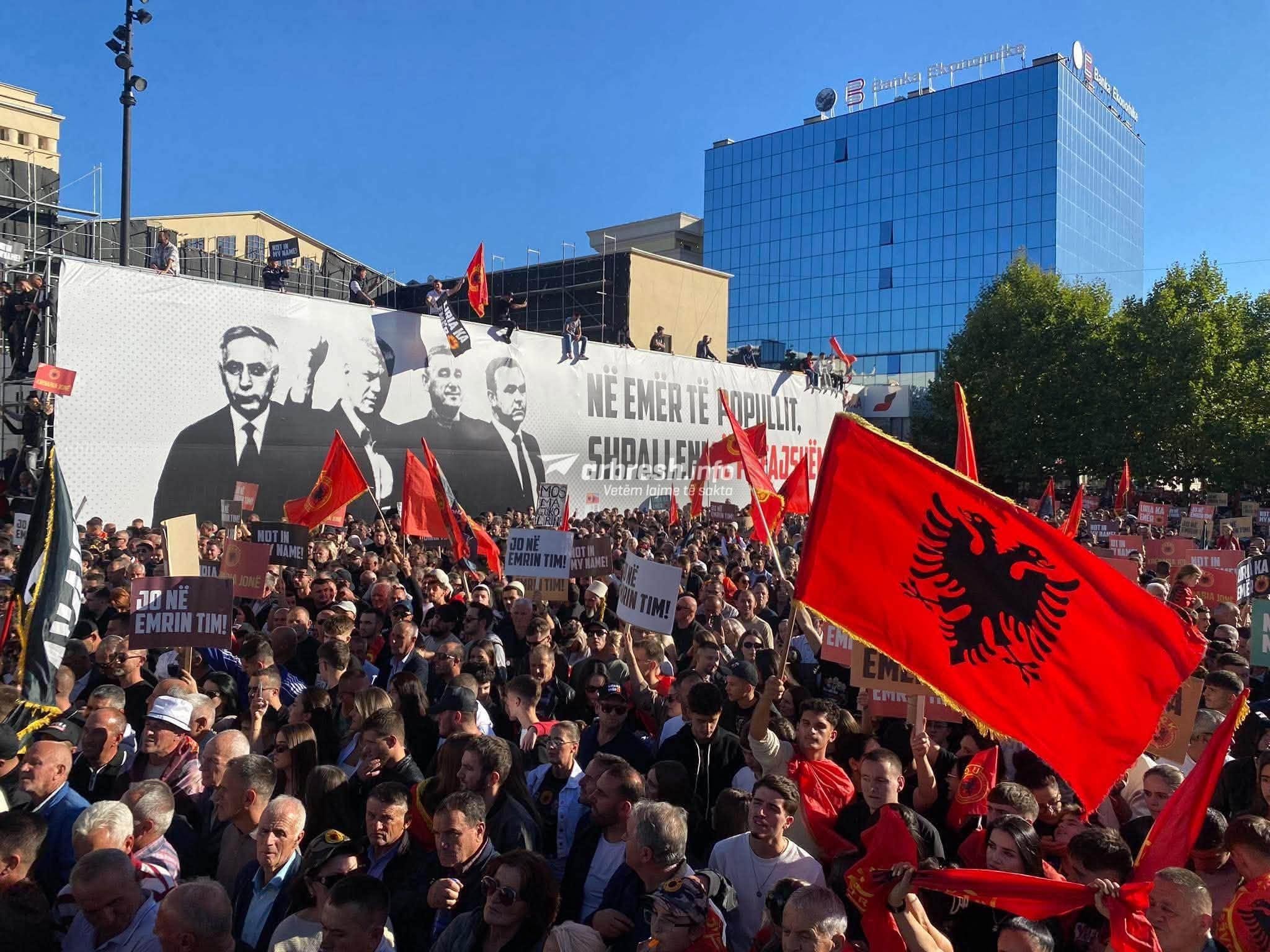 “Protesta më e madhe mbarëkombëtare”: Agjencia prestigjioze Associated Press i kushton vëmendje tubimit masiv në Prishtinë