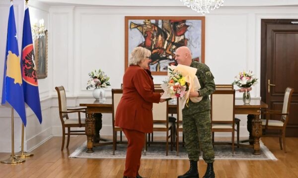 Gjendja e sigurisë në fokus: Presidentja Shiroka Pula takon komandantin e FSK-së, Bashkim Jashari