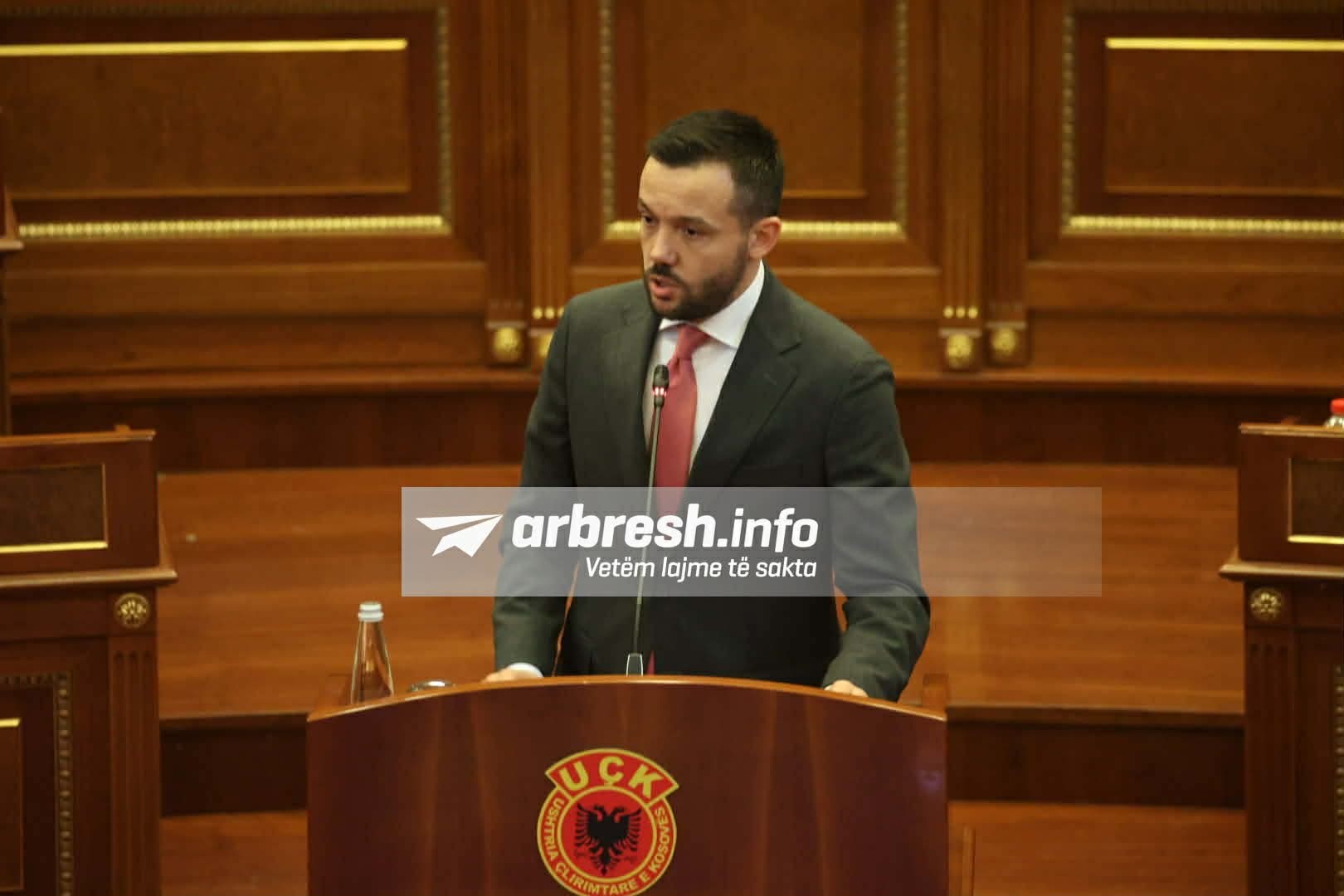 Prapaskenat e marrëveshjes PDK-Kurti: Arian Tahiri zbardh detajet rreth votimit të ligjit dhe çështjes së presidentit
