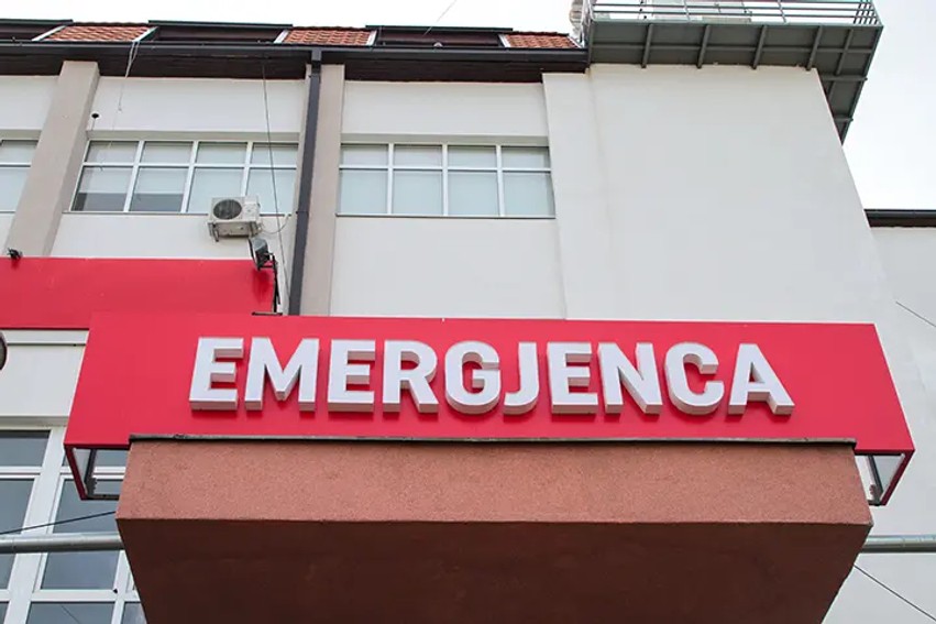 Incident tragjik në Ferizaj: I riu vetëplagoset aksidentalisht, gjendja e tij kritike