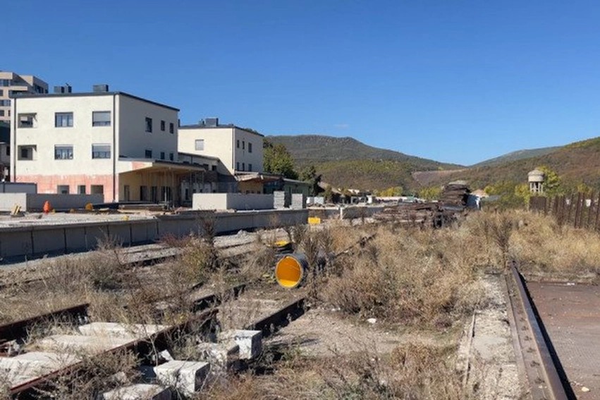 Drama e nëntë familjeve në Mitrovicë: Ndërtuan shtëpitë pas luftës, tani rrezikojnë dëbimin nga Infrakos