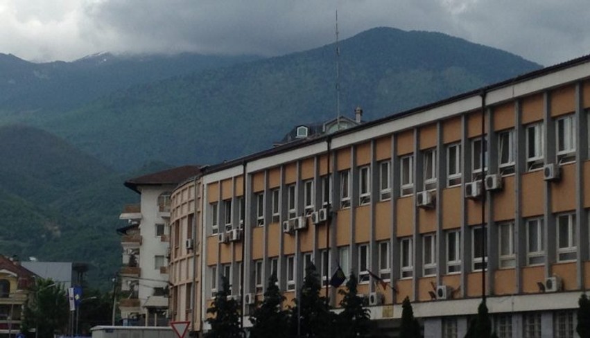 Vrasja në Vitomiricë: Avokatja tregon si nëna e bindi Albert Sylajn të dorëzohej para se të kryente vetëvrasje