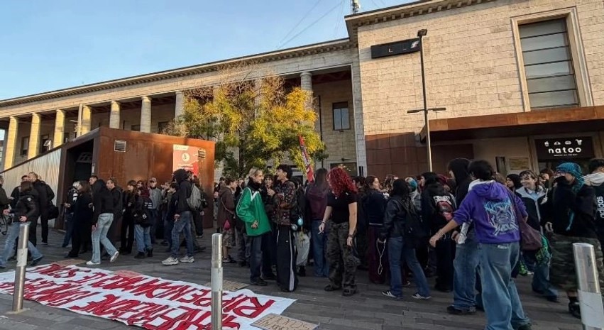 Valë trazirash dhe përplasjesh në Itali: Studentët ngrihen kundër qeverisë, hedhen bomba artizanale drejt institucioneve