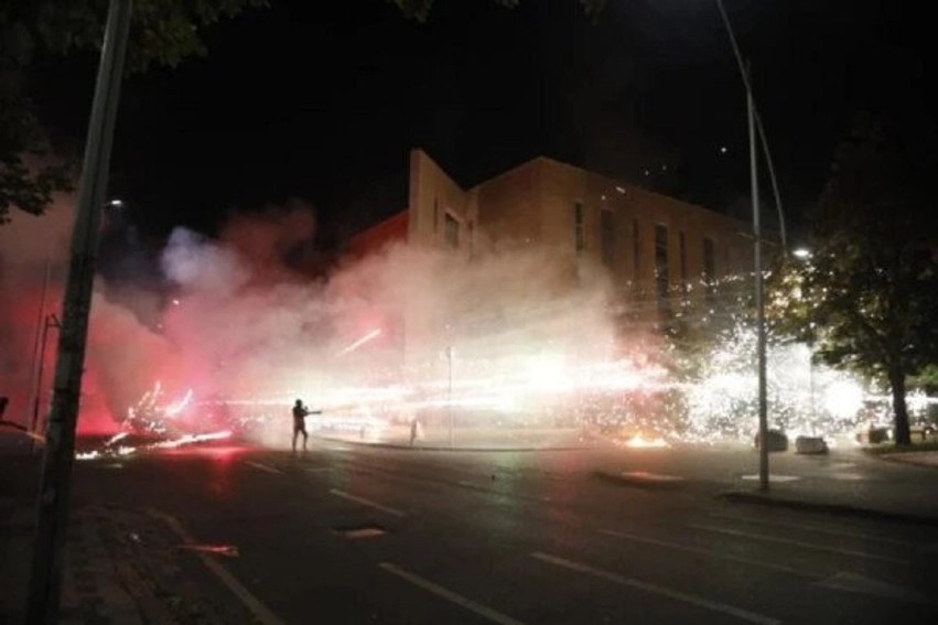 Trazirat në protestë: Policia e Shtetit apel të fortë qytetarëve për distancim nga elementët e dhunshëm
