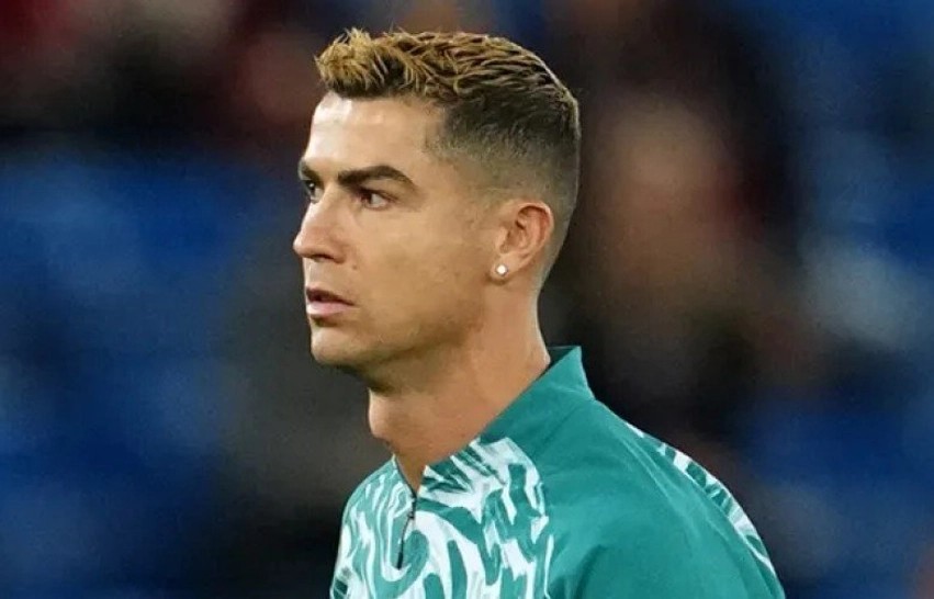 Pamje e rrallë: Cristiano Ronaldo e ndjek nga stoli fitoren e radhës të Portugalisë