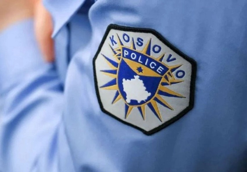 Incident gjatë protestës te Kuvendi: Policia shoqëron personin që hodhi mjete piroteknike drejt institucioneve