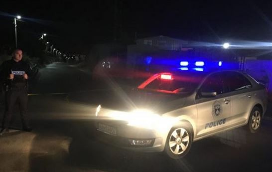 Fotoja me dy armë në TikTok çon Policinë në shtëpinë e një 26-vjeçari në Vushtrri