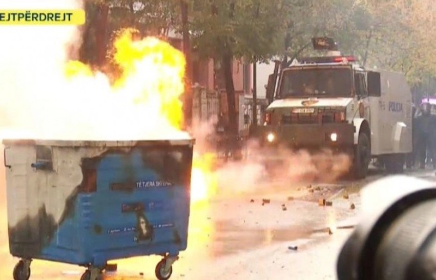 Përplasje dhe tension në Tiranë: Policia përdor autobotët me ujë gjatë tubimit të studentëve