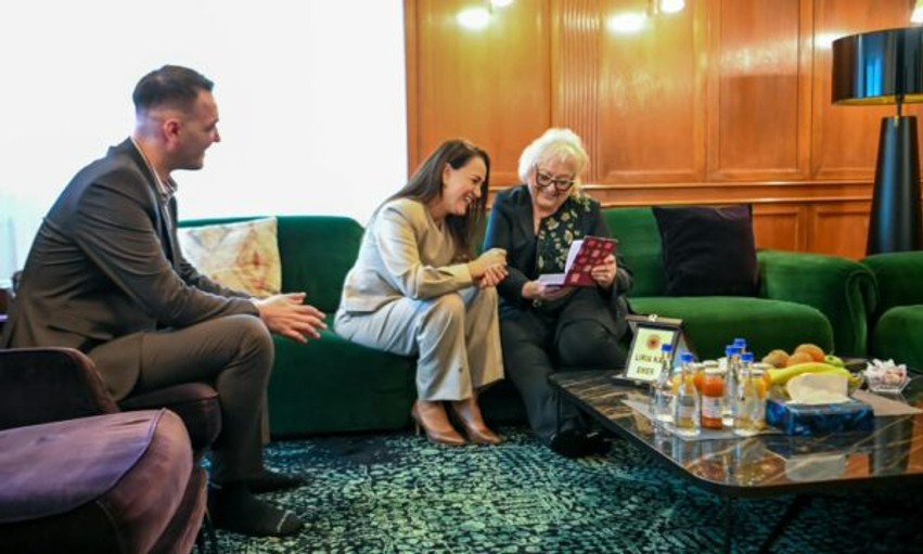 Presidentja vizitoi familjet e Thaçit, Veselit, Krasniqit e Selimit: Në përputhje me afatet ligjore do të veprojë lidhur me Ligjin për Dhomat e Specializuara