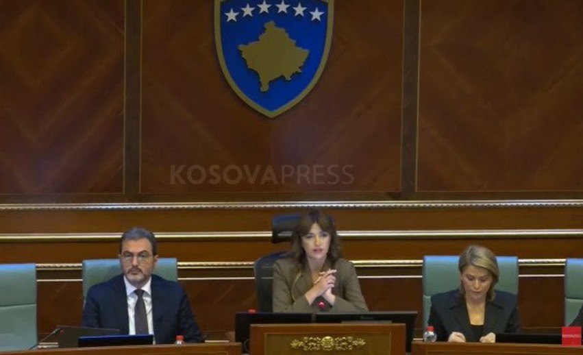 Seanca e Kuvendit: Haxhiu i kërkon deputetit të ri të Listës Serbe të shqiptojë betimin