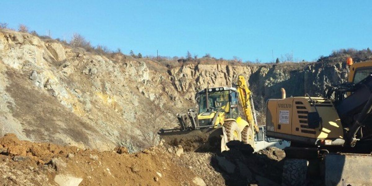 “Janë të paktën 11 varreza masive”: Kosova synon gërmime të reja në Serbi