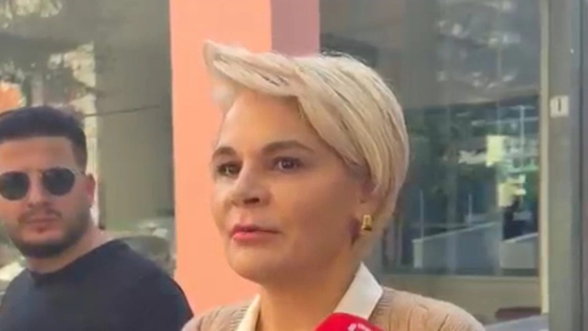 Bojkoti i avokatëve shtyn seancën për Kryemadhin, ajo e cilëson procesin si farsë dhe situatë qesharake