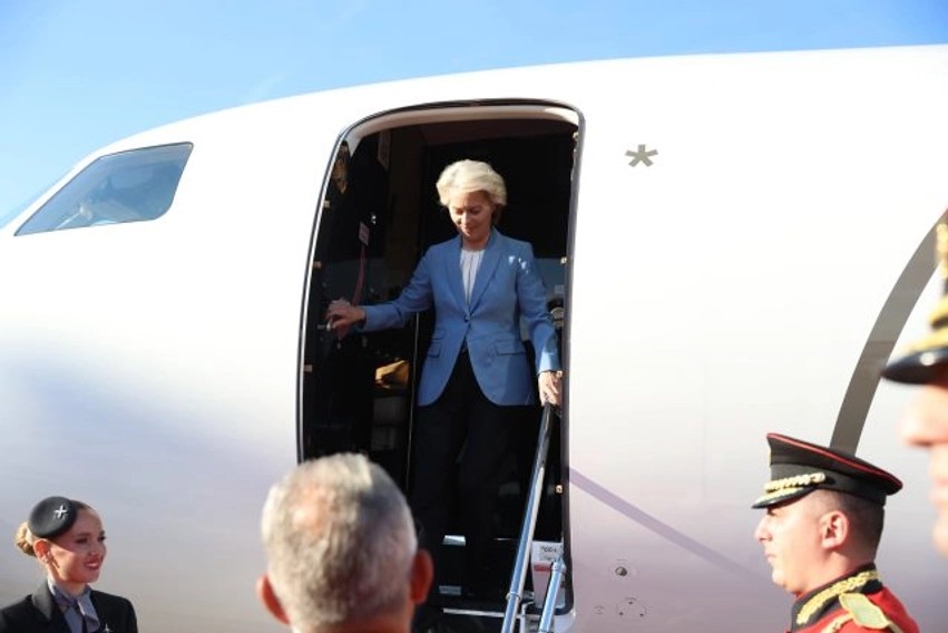 Vizita e rëndësishme në Tiranë: Ursula Von der Leyen mbërrit në Shqipëri, pritet nga ministri Ferit Hoxha